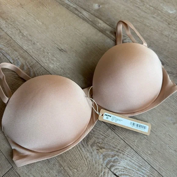 SKIMS Ultimate Push-Up Strapless Bra - Picture 9 of 9